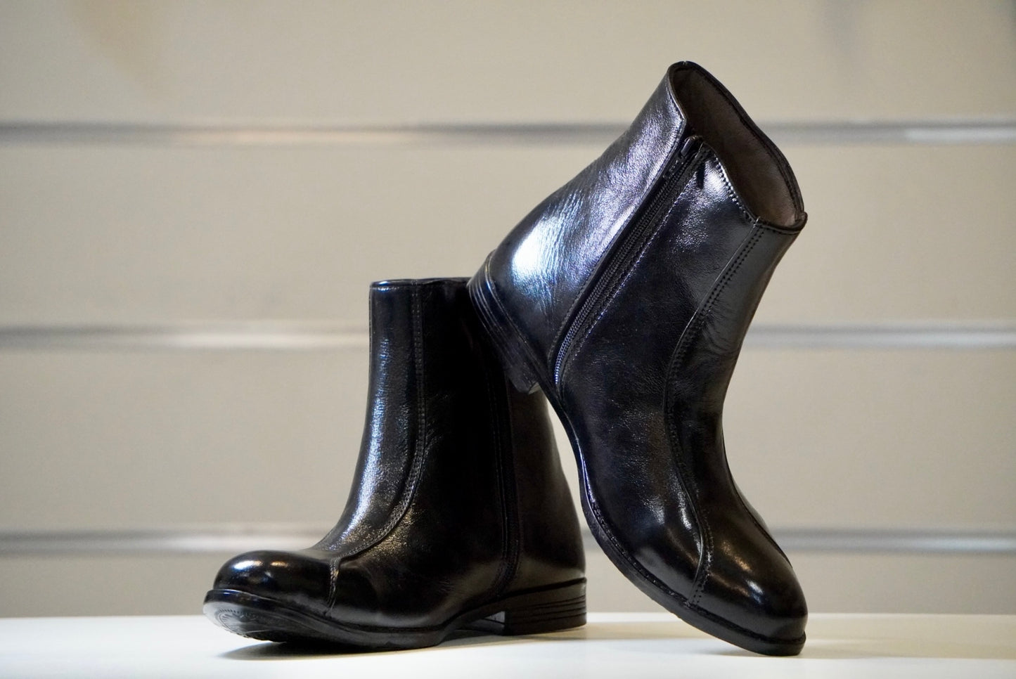 Ankle zip women boots