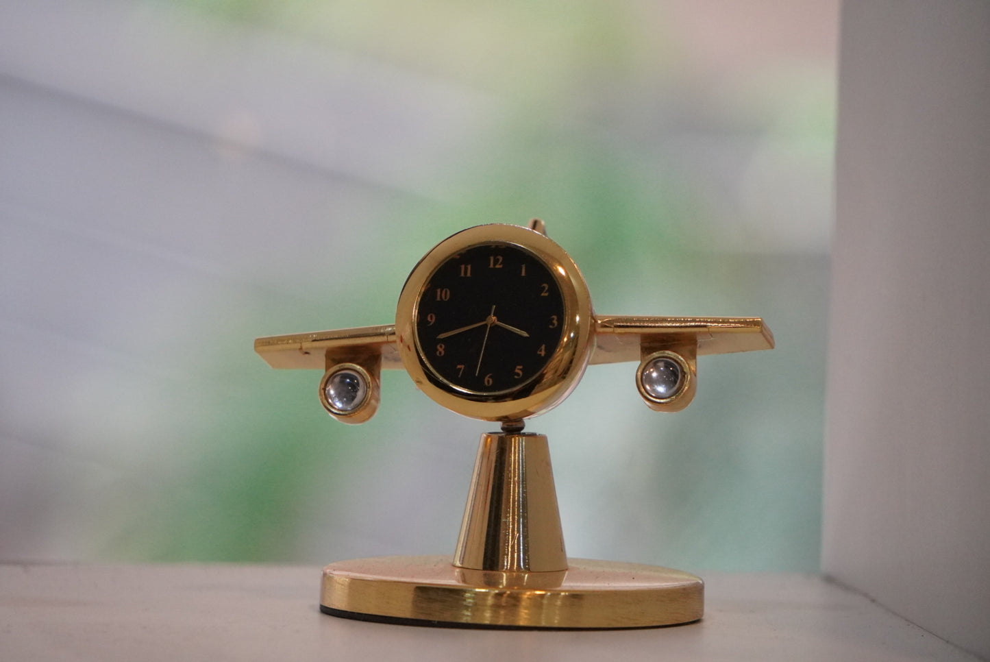 Jetsetter’s Luxury Airplane Table Clock